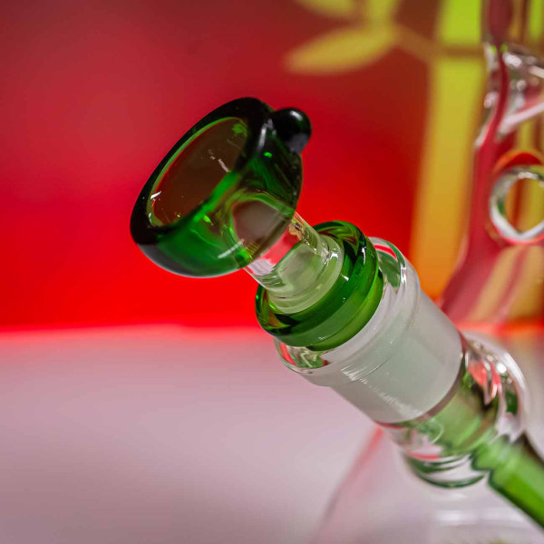 Ausgestettet mit einem grüen Chillum. Unten im Kolben ist der Print zusehen mit Hanfbläter und dem BL Logo