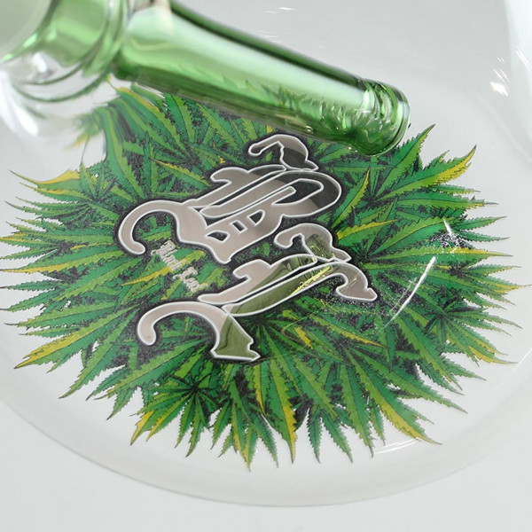 Ausgestettet mit einem grüen Chillum. Unten im Kolben ist der Print zusehen mit Hanfbläter und dem BL Logo