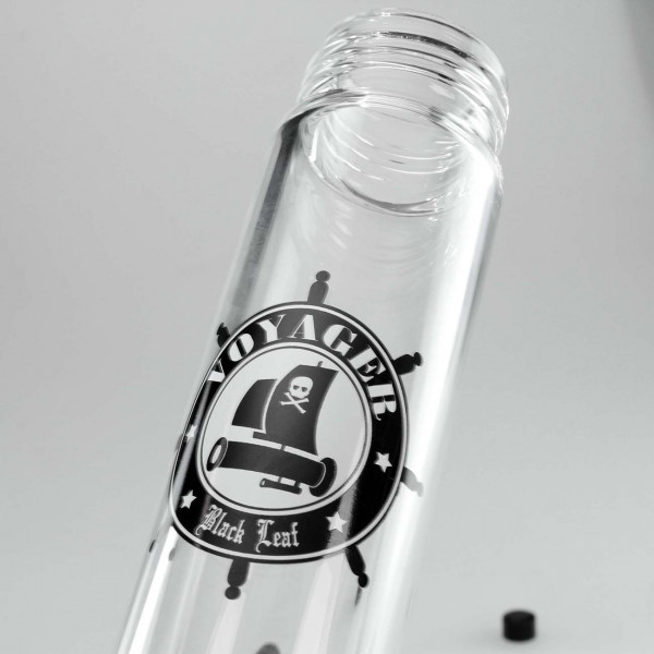 Des Gals bong ist mit einem runden Steuerrad als Logo verziert. Im Steuerrad steht Voyager wie vier Sterne und das Black Leaf Schriftzuglogo, gleichzeitig haben wir in der Mitte des Steuerrades die Schattierung der Bong und zwei Segel.