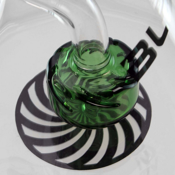 Die Cong hat ein Farbigen Perkoaltor und der Bode ist mit einem Schwarzen Firbel verziert.